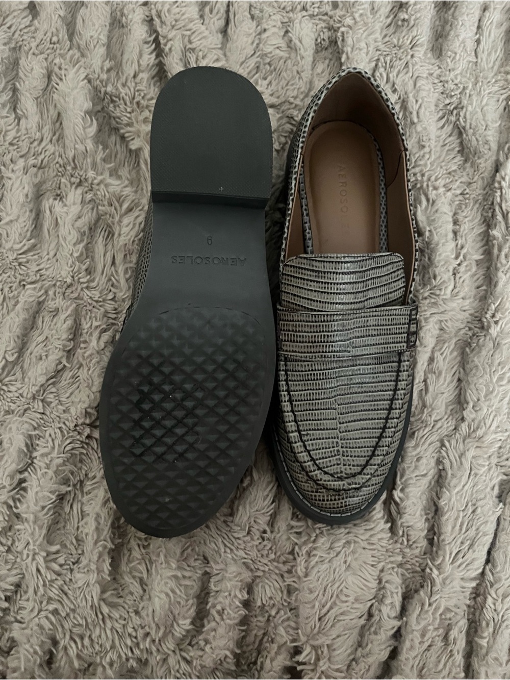 AEROSOLES woman’s Textured Gray Penny Loafers